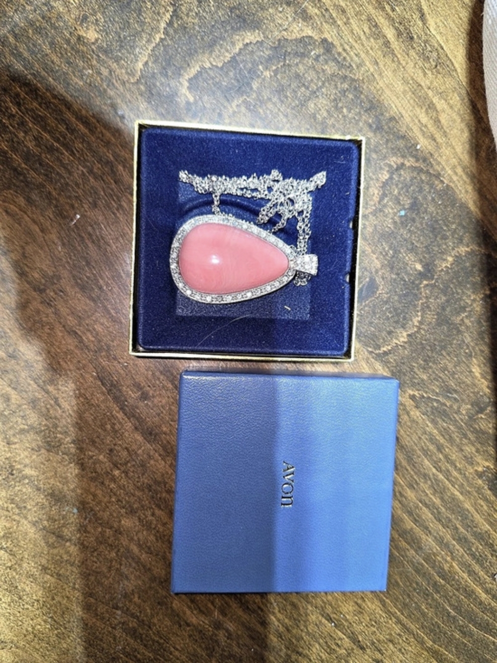 Avon Pink Pendant Necklace Like New